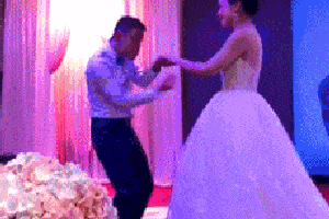 搞笑gif趣图:一个幽默的新郎就是这么逗,让新娘笑得根本停不下来啊