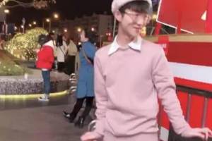 王小歪力压不求人成吃鸡一哥,看到他穿上女装,观众:心动