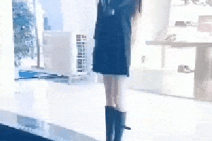 搞笑gif趣图:妹子出乎意料的动作,闪瞎我的眼!