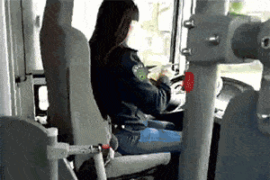 搞笑gif:吃泡面开公交,这么牛的女司机,我真的第一次遇见!