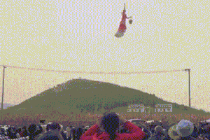 搞笑gif:大爷,人群中你总是能亮瞎我的眼!