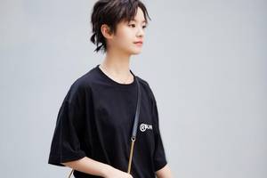 短发也透露着娇俏的少女感,李庚希有颜任性