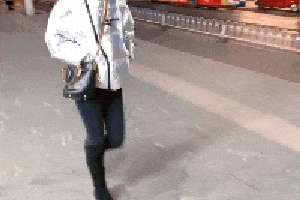 搞笑gif趣图:兄弟,你们这是游戏玩,听见枪声就卧倒