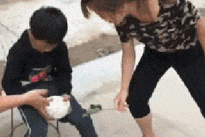 搞笑gif:我一哥们三十多岁的人了还没结婚呢,最近迷