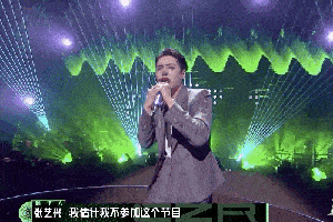 张艺兴复古西装搭配小丑妆,舞台表现力十足,将和蔡徐坤另类pk