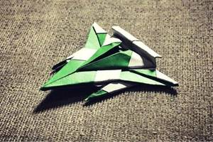 纸在乎你 手工折纸 一款非常科幻的飞机折纸模型