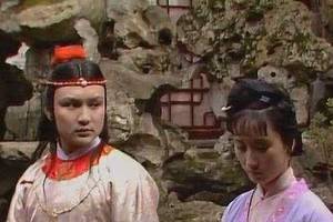 香菱被贾宝玉带走,回来的时候换裙子了,薛蟠知道后抓起一根门闩