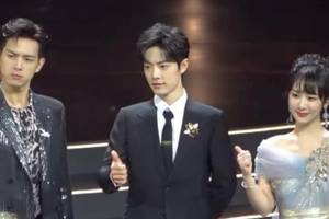 杨紫和李现肖战同框合照,下台时都各自避嫌,没有一个人帮忙扶