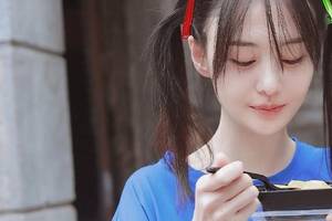 郑爽用发卡装扮发型,扎双马尾俏皮减龄,27岁美得像17岁!