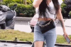 搞笑gif:小妹子这虾扒的不错呀,好吃不