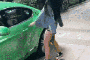 搞笑gif图片:大叔在展示金刚不坏神功
