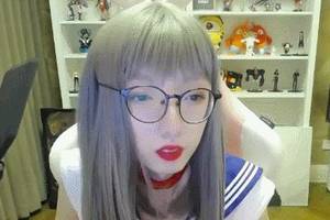 mlxg化身妹妹 身穿女装改名"刘诗雨" 自称第一女打野!