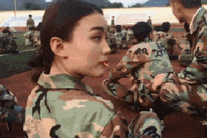 搞笑gif趣图:美女,在军训现场这么逗比,真的好吗?