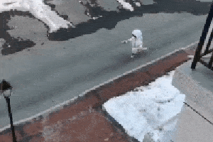 搞笑gif趣图:小朋友,只要捂住脸,你都都敢上天了啊!