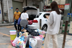 深圳打工者: 工厂没订单, 没班加, 只能拖着重重的行李箱又回老家