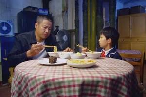妈妈不在家,爸爸给儿子做饭,煮了一碗泡面还真香,父子俩吃哭了