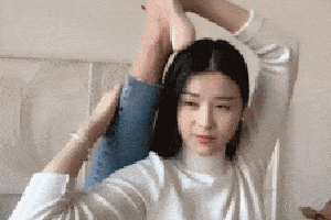 搞笑gif趣图:妹子演技可以,表情很到位!