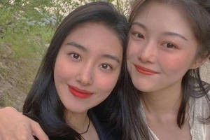 杨采钰与网红晚晚合影,晚晚借美颜显脸小,网友:变小也输了