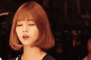 搞笑gif趣图:萌妹子困得时候原来是这样的表情!