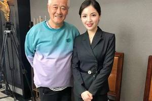 赵本山打中式台球球技惊人 最美台球裁判王钟瑶临场执裁
