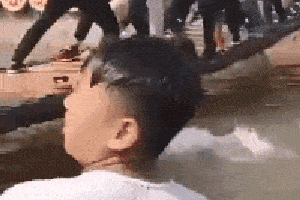 搞笑gif趣图:这就尴尬了,一群男人看的很开心!