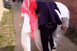 搞笑gif:新郎不行啊,这么轻都抱不动