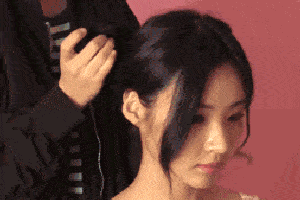 搞笑gif趣图:美女怎么打扮都好看,你这耶的手势太可爱.
