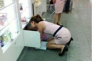 搞笑美女系列:美女长得那么好看,找东西的姿势更好看