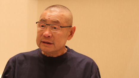 刘銮雄生活潇洒却难抵精神压力，全家福显老态被指像祖孙