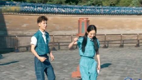 喊“黄明昊”显得见外，喊“小贾”又太热络，有谁发现杨幂叫法？
