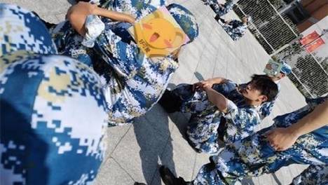 易烊千玺学校偶遇蒋依依，看到两人的打招呼方式，我承认我笑了