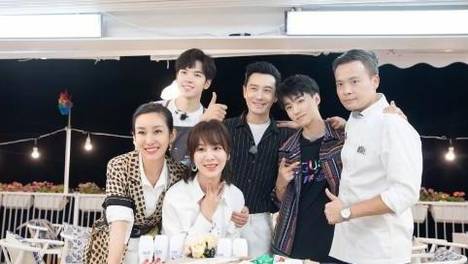 全方面吊打黄晓明的人来了！苏有朋重回中餐厅，一个问题碾压众人