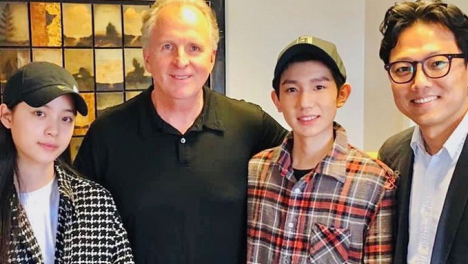 王源欧阳娜娜同框，与伯克利校长合照，优秀人的坚持所爱！