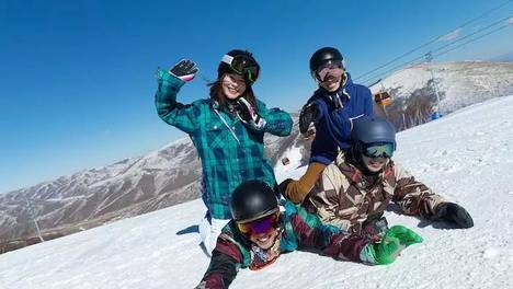 去国外滑雪的年轻人，想把脚下的雪板变成一张社交名片