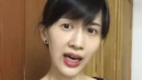 难怪papi酱一直都喜欢厚刘海，当她掀起刘海后，不出道可惜了！