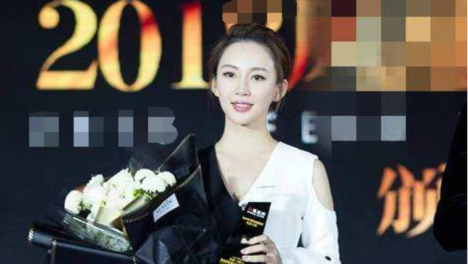 38岁身材饱满身价8亿，为避催婚一人住豪宅，说出择偶标准网友排队！