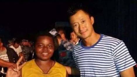 还记得吴京的黑人“干儿子”吗？爆红后开始炫富耍大牌，如今这样