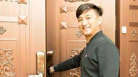 走进黄磊的豪宅：书房很有复古美，客厅简直太奢华