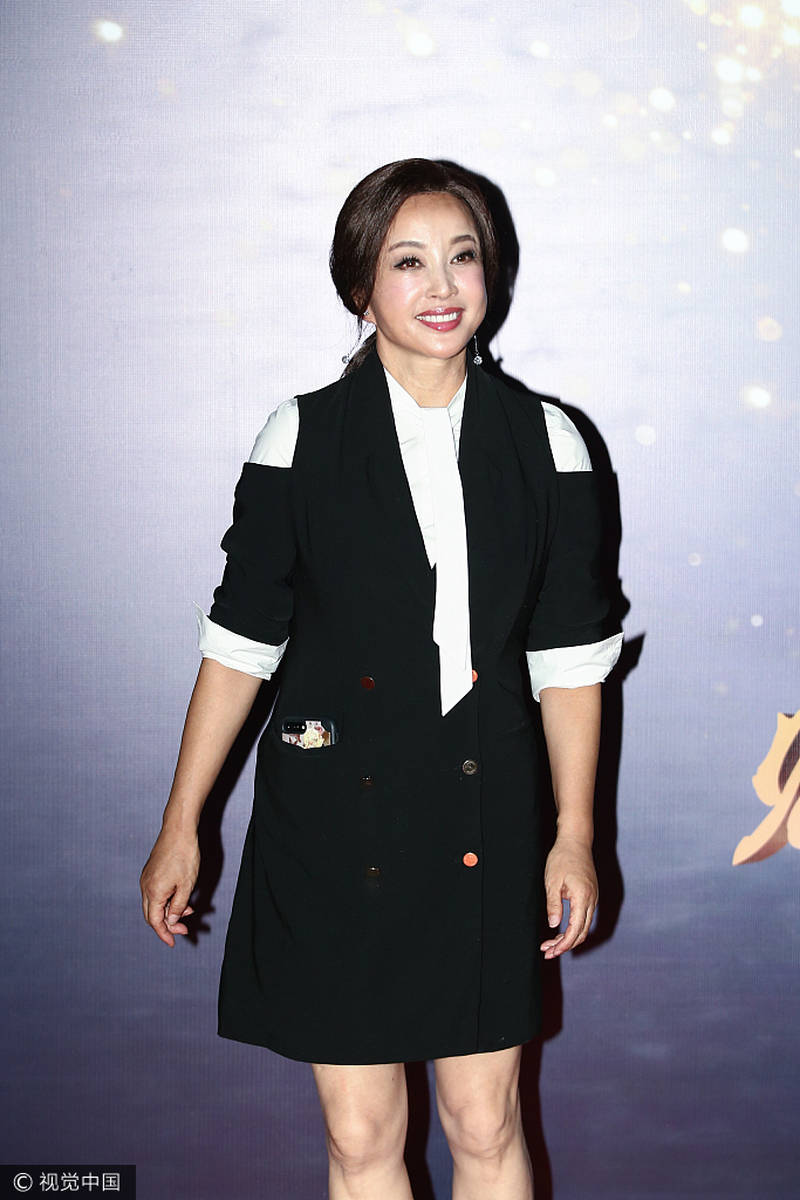 刘晓庆潮装打扮出席活动 合影小鲜肉面泛油光