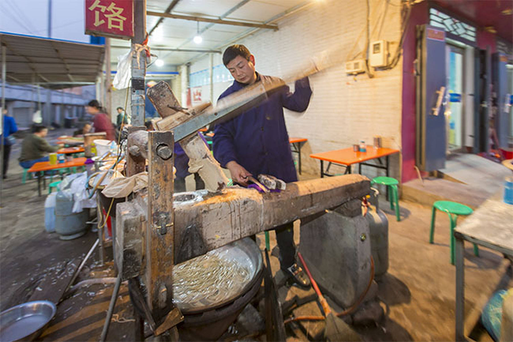 河南安阳:吕村集饸饹面,石头碾、木床压,这碗面的味道才好吃