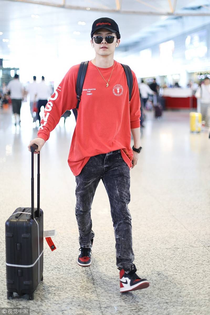 付辛博婚后首现身频低头看手机 红衣红鞋添喜气