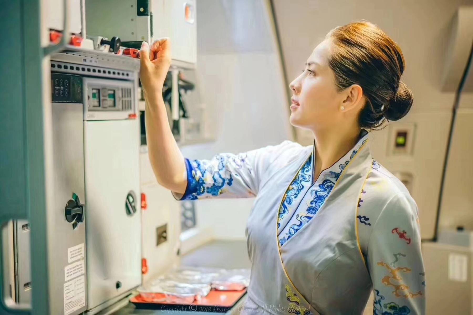 海南航空全新空姐空少制服曝光 美女帅哥很养眼！