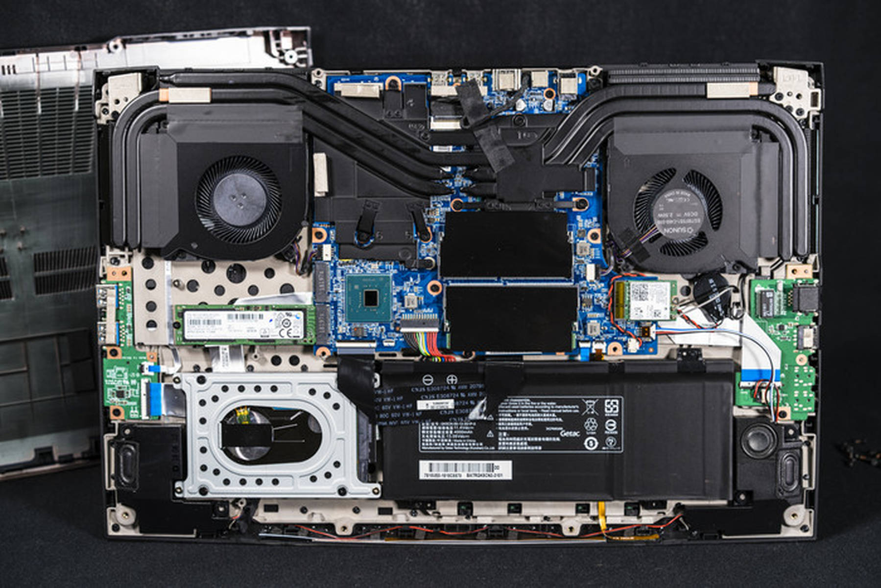 机械革命x8ti-plus评测：17.3吋大屏西装暴徒！