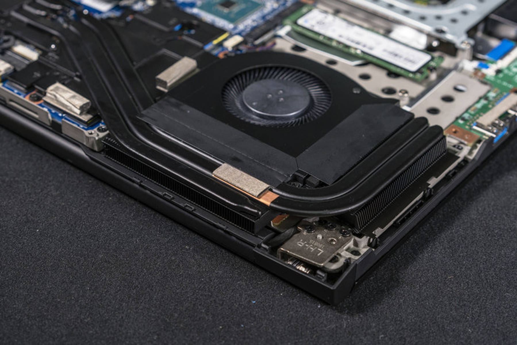 机械革命x8ti-plus评测：17.3吋大屏西装暴徒！