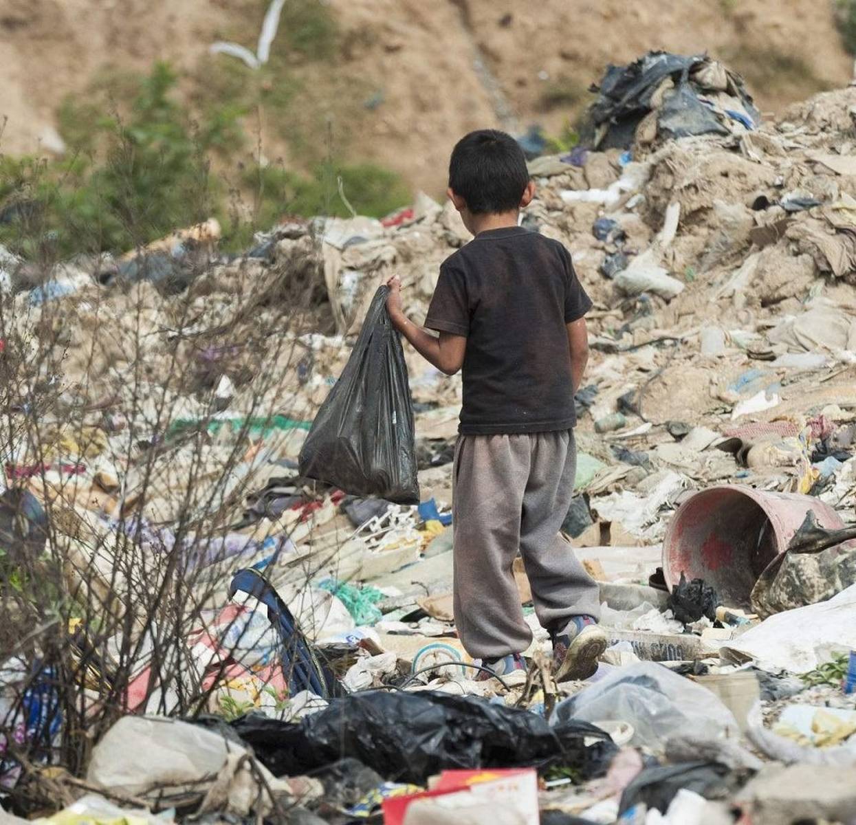 拾荒小男孩每天拾垃圾为生，捡了一盒方便面竟然差点挨打