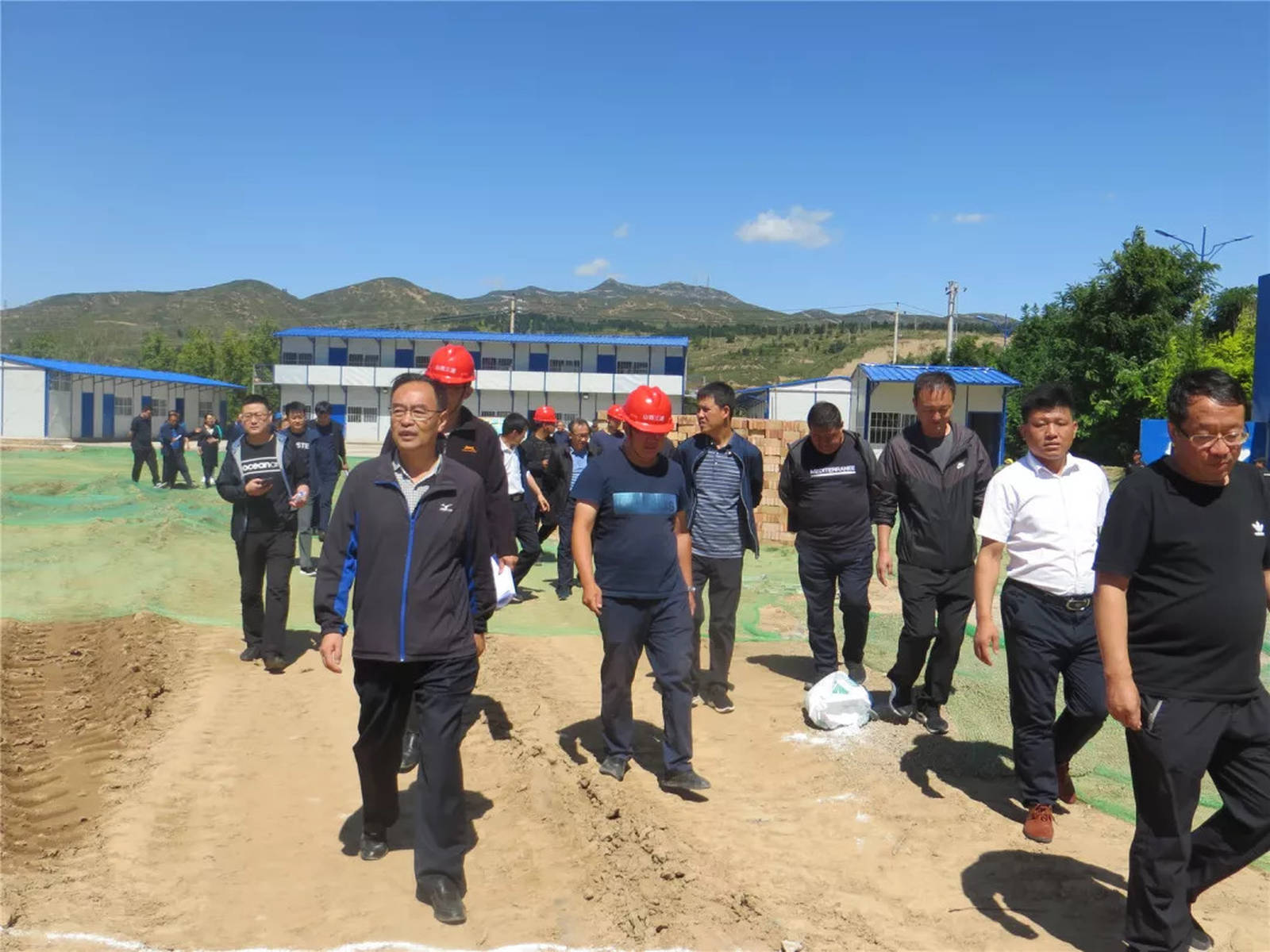 娄烦县人大常委会主任冯永魁一行调研山西三建娄烦第三实验学校工程项目