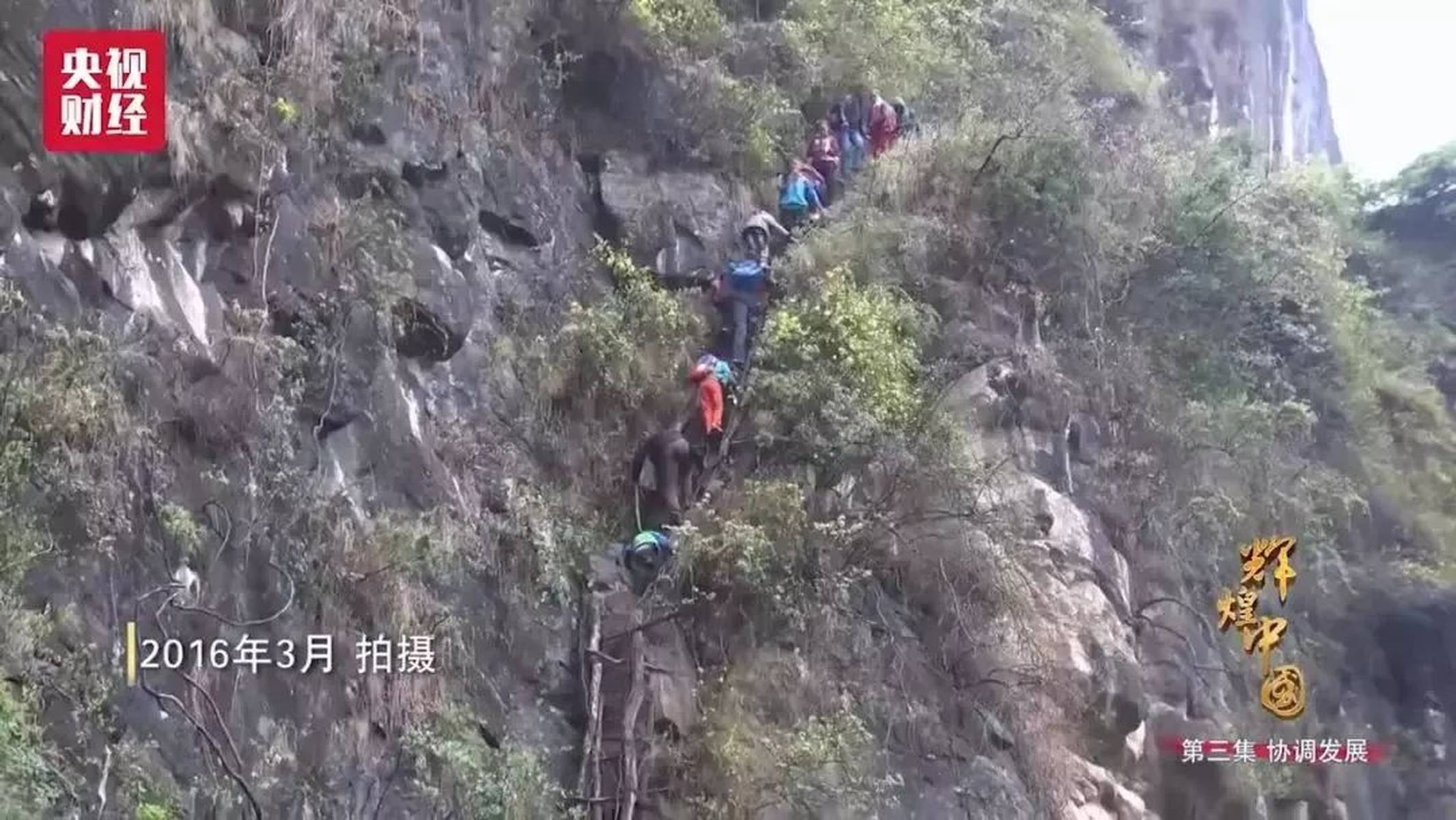 每一次上学都是死里逃生，这部纪录片《翻山涉水上学路》，一定要和孩子看看！