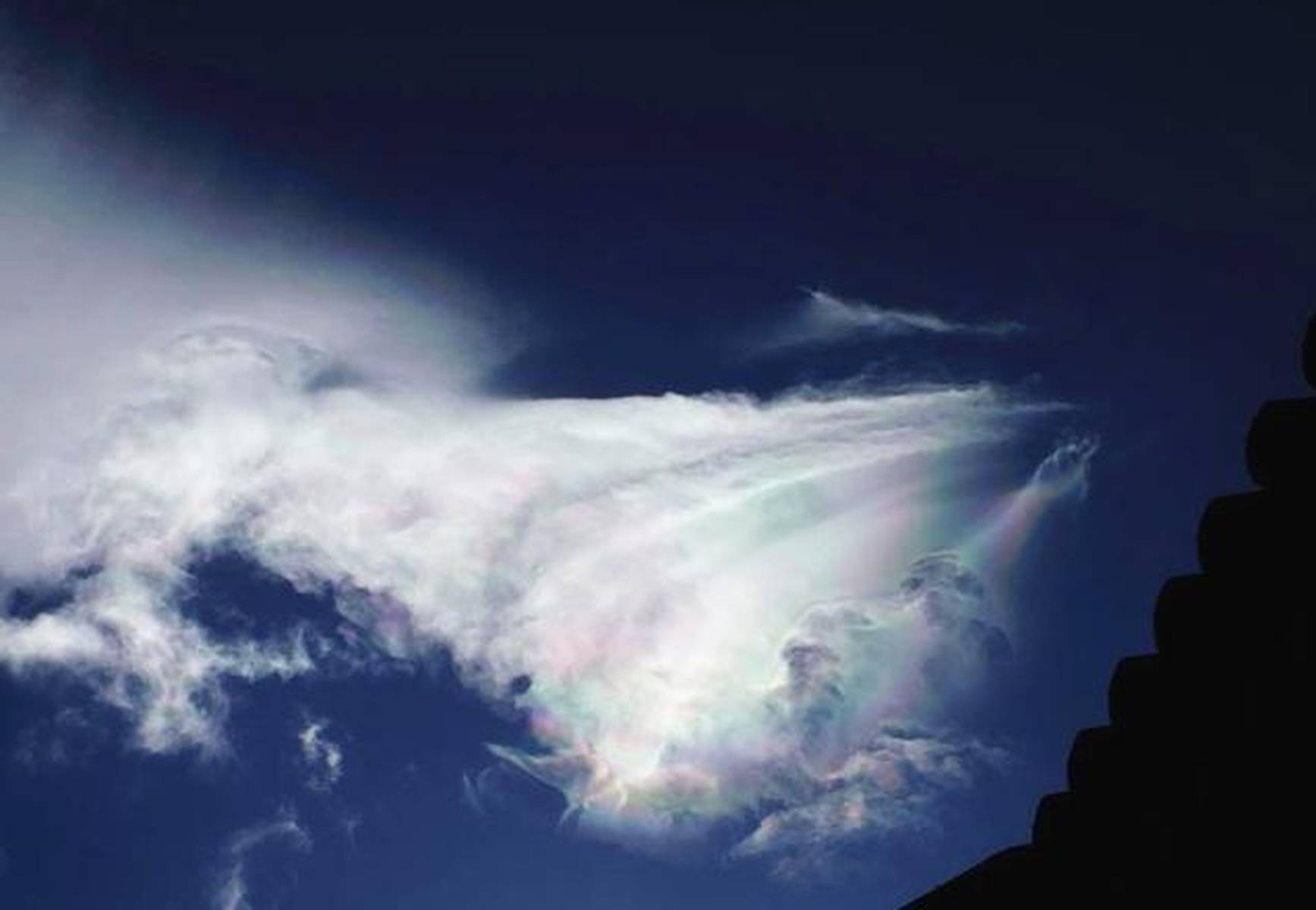 五台山上空拍到“七彩祥云”，游客争相祈福，网友：天降祥瑞!