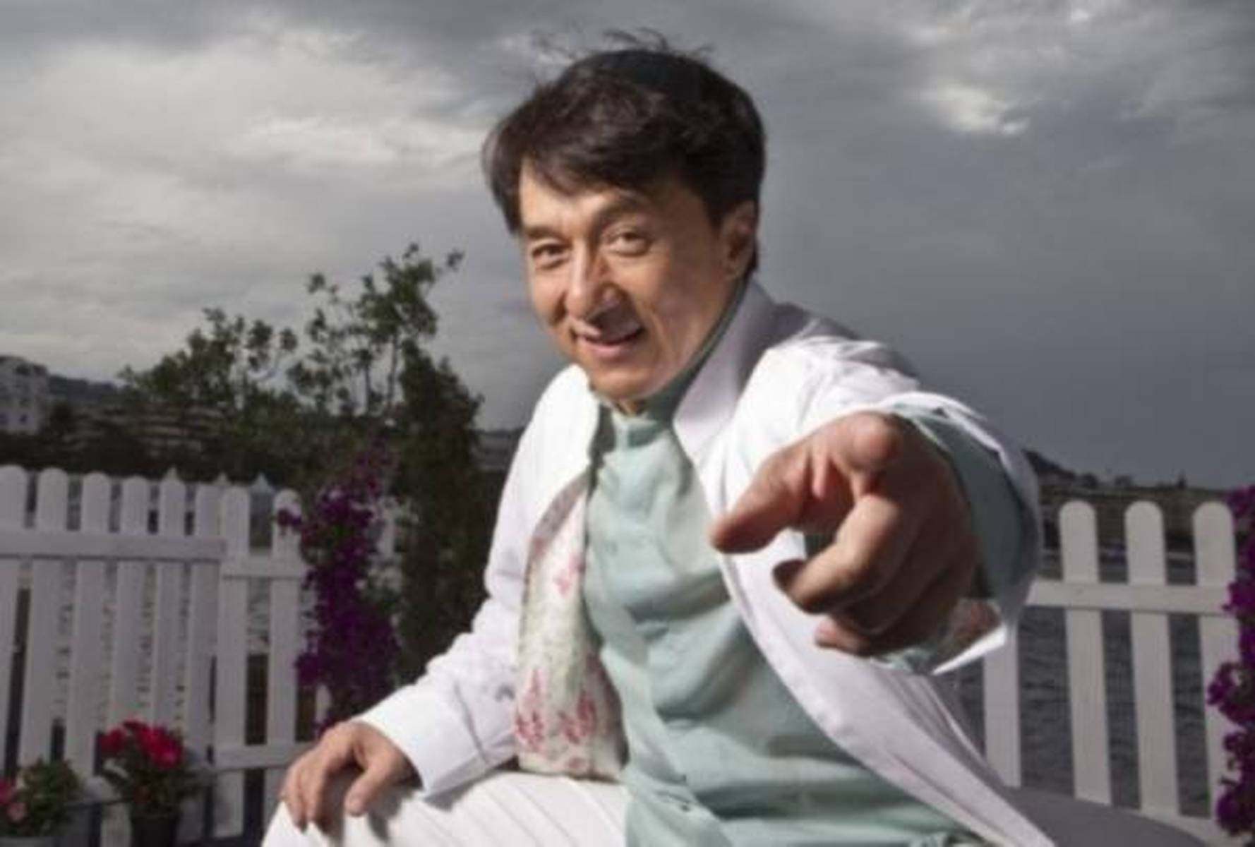 63岁仍单身一人，成龙苦追8年，近照曝光宛如少女