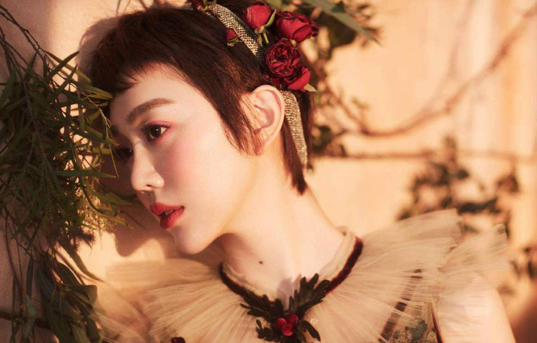 女演员姜妍优雅唯美可人婚纱写真